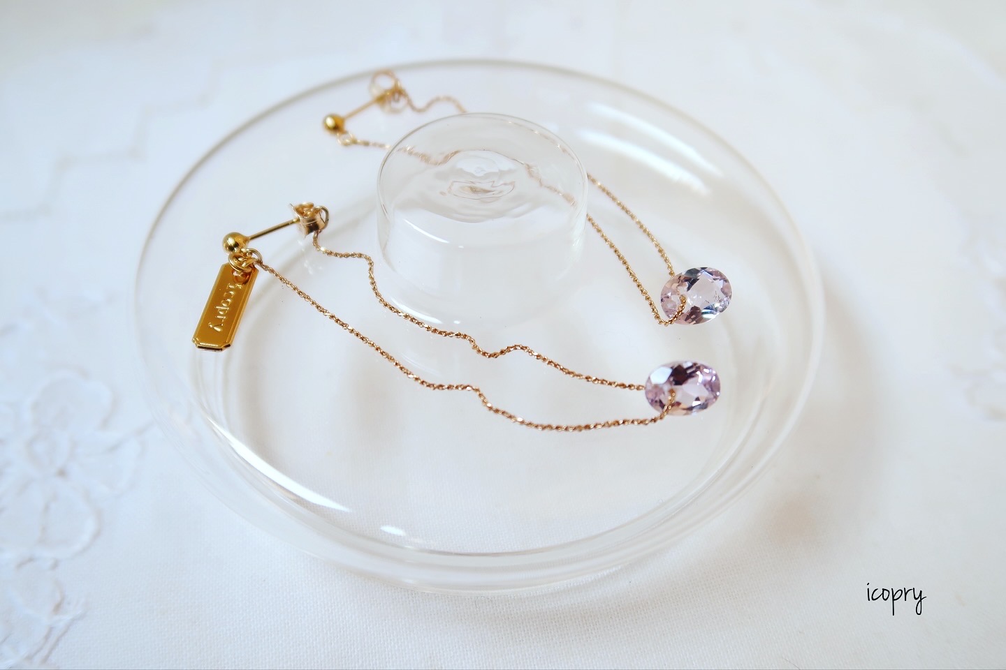 - branco -  揺れるピアス